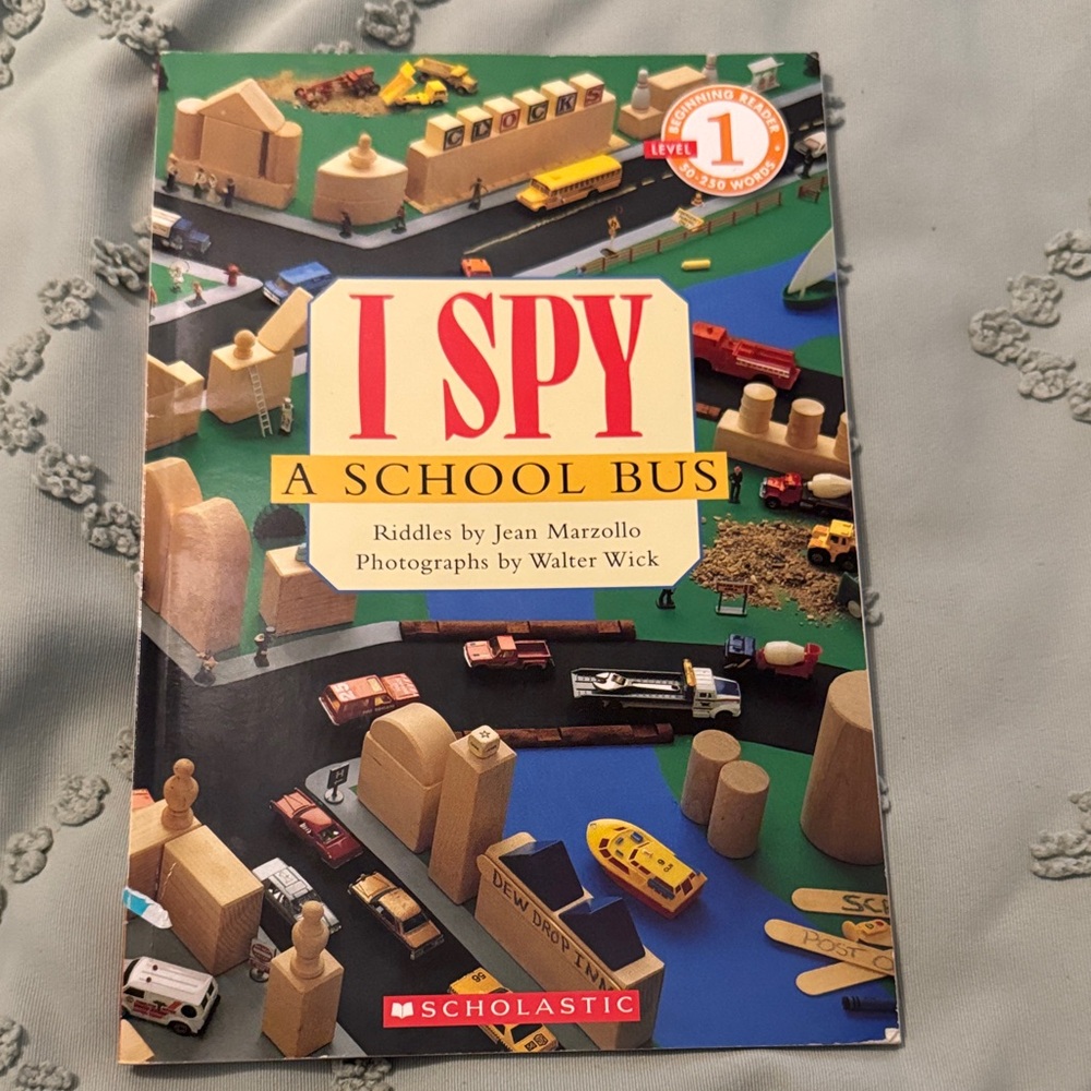 Scholastic I Spy A School Bus - Colorful Puzzle Book
